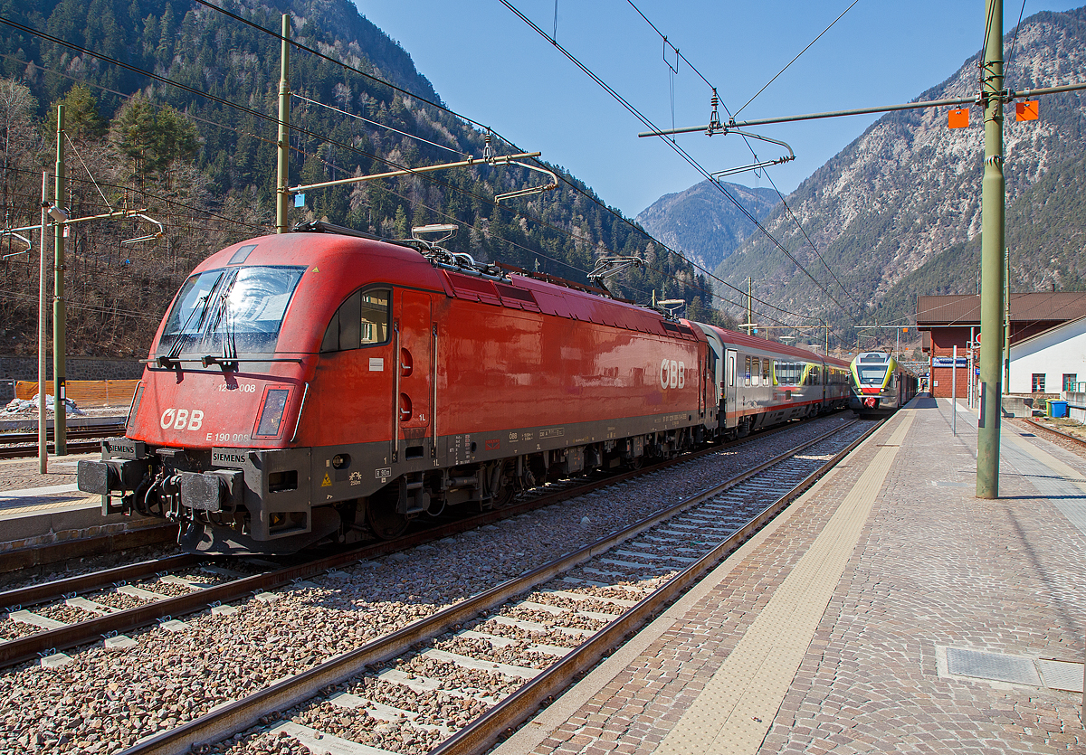 Die BB Taurus III 1216 008 / E 190 008 (91 81 1216 008-3 A-BB) erreicht am 27.03.2022 pnktlich, mit dem Eurocity EC 85 nach Venedig Santa Lucia (Mnchen Hbf - Innsbruck Hbf - Verona Porta Nuova - Venezia Santa Lucia), den Bahnhof Fortezza / Franzensfeste. Whrend rechts auf Gleis 1, der SAD ETR 170 047, ein sechsteiliger Mehrsystem Stadler FLIRT (MS fr I / A) der SAD Nahverkehr AG / SAD Trasporto locale, als R EG 1869 (Regionalzug durchs Pustertal) nach Lienz in Osttirol, zur Abfahrt bereit steht.

Die Siemens ES 64 U4-A (Variante A fr sterreich, Deutschland, Italien und Slowenien) wurde 2006 von Siemens Mobilitiy in Mnchen-Allach unter der Fabriknummer 21096 gebaut und an die BB (sterreichische Bundesbahnen) geliefert. In Italien werden die ES 64 U4 als E.190 gefhrt. 
