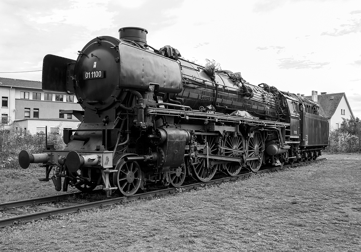 Die ölgefeuerte Dreizylinder-Schnellzug-Dampflokomotive 01 1100, ex DB 012 100-4, steht am 04.09.2020 im DB Museum Koblenz-Lützel. Die Lok wurde 1940 von der BMAG (Berliner Maschinenbau-Actien-Gesellschaft vormals L. Schwartzkopff), in Berlin unter der Fabriknummer 11356 gebaut und wurde an die Deutsche Reichsbahn geliefert. Am 31. Mai 1975 wurde die Lok bei der DB letztmalig planmäßig eingesetzt, zum 01.06.1975 erfolgte die z-Stellung und am 26.06.1975 die Ausmusterung im Bw Rheine
