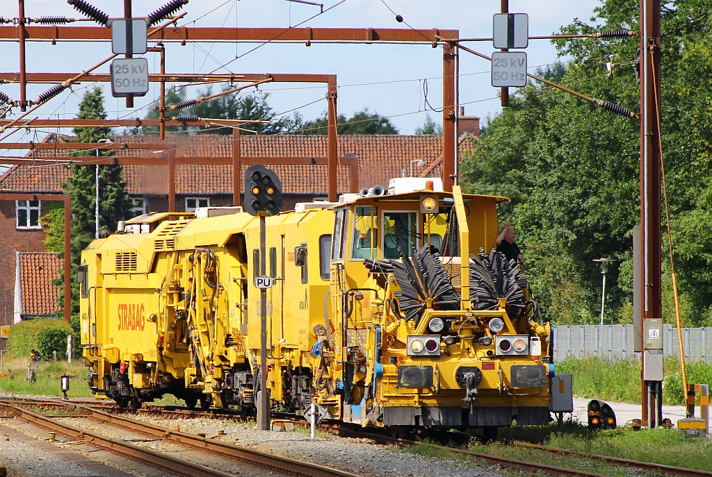 Die Olsen Bande kommt....Strabag Gleisbau Stopfmaschine Martisa B66UC(124 003-1) Olsen Banden  inkl. P&T SSP 110 SW(425 005-2)bei der Einfahrt in den Bhf von Padborg/DK. 06.07.2013