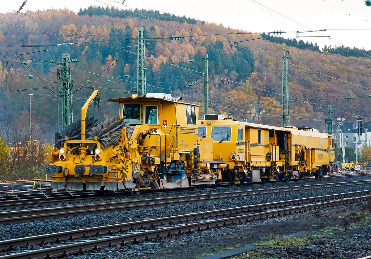 
Die P & T Schnellschotterplaniermaschine SSP 110 SW (Schweres Nebenfahrzeug Nr. 97 16 46 521 18-9) gekuppelt mit der P & T Universalstopfmaschine 08 - 475 Unimat 4S (Schweres Nebenfahrzeug Nr. 97 43 42 541 18-8) beide von der DGU (Deutsche Gleisbau Union) haben am 18.11.2016 ihren nächsten Einsatzort Betzdorf/Sieg erreicht, nun müssen sie umsetzen um auf das Arbeitsgleis zu kommen.