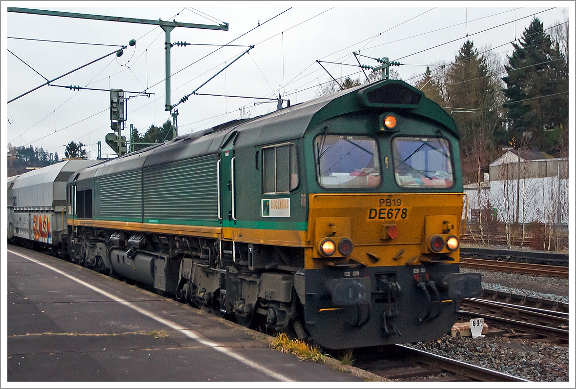 Die PB 19 Ascendos Rail  geleast von der HGK (Häfen und Güterverkehr Köln AG) als DE 678, eine Class 66 (GM-EMD JT42CWR), durchfährt am 11.12.2013 mit einem Schüttgutwagen-Zug den Bahnhof Betzdorf/Sieg in Richtung Köln. Die Class 66 wurde 2002 von EMB unter der Fabriknummer 20018360-9 gebaut.