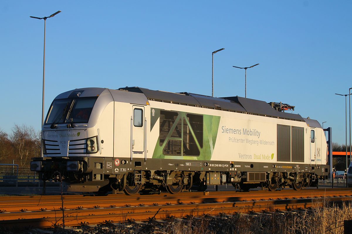 Die PCW 248 009 wurde von RDC als Ersatz für ausgefallene eigene Loks angemietet, um die blauen Autozüge zu bespannen, hier beim Umlaufen in Niebüll AZ am 06.02.2025