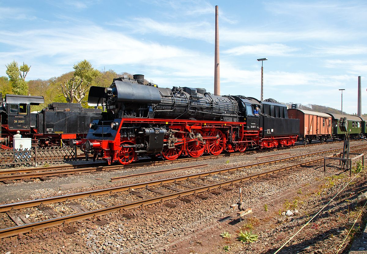 Die Personenzuglokomotive 35 1097-1 (90 80 0035 097-9 D-MTEG) der IG 58 3047, ex HEF 23 1097, ex DR 23 1097 am 30.April 2017 mit einem Dampfpendelzug im Eisenbahnmuseum Bochum-Dahlhausen.  

Die ehemalige DR 23 1097, ab 1970 DR 35 1097-1 wurde 1957 von LKM - Lokomotivbau Karl Marx (Babelsberg) unter der Fabriknummer 123097 gebaut. Sie hat bereits den 4. Kessel. Bis 1965 den ursprünglichen, 1965 bis 1967 den Kessel von Lok 23 1039 (Fabriknummer 123039), 1667 bis 1971 den der Lok 23 1040 (Fabriknummer 123034) und seit 1971 hat sie den Kessel der Lok 23 1019 (Fabriknummer 123019). Gekuppelt ist sie mit ihrem ursprünglichen  2'2' T28 Tender.

Die Lok wurde am 31.August 1978 abgestellt. Ein Privatmann erwarb die Lok am 7.November 1981 für den Verein  Historische Eisenbahn Frankfurt e.V.  und ließ sie in den Westen überführen. Die Lok wurde dem Verein als nicht betriebsfähiges Ausstellungsstück zur Verfügung gestellt. Zunächst wurde die Lok im Bw Wiesbaden hinterstellt und später nach Mainz-Bischofsheim überführt. Im dortigen Rundlokschuppen konnte die Lok geschützt abgestellt werden. Am 17. und 18.September 1993 wurde die 23.10er dann auch beim Fest 125 Jahre Bw Bischofsheim ausgestellt. Seit 3.Oktober 1996 befindet sich die Lok in der Obhut der BSW-Freizeitgruppe  IG 58 3047  im Bw Glauchau. Die Lok wurde bei einem Rangierunfall am 24.August 2002 in Chemnitz so stark beschädigt, daß sie zunächst nicht mehr weiterbetrieben werden konnte. Im August 2003 wurde die beschädigte Lok in das DLW Meiningen überführt. Die Reparatur zog sich bis in den Sommer 2007 hin. Nach der Reparatur inklusive der fälligen Kesselhauptuntersuchung konnte die 23.10er im Juni 2007 wieder in Betrieb genommen werden. Eigentümer der Lok ist die Interessengemeinschaft Traditionslok 58 3047 e.V..

Die DR-Baureihe 35.10 (ex DR 23.10):
Wie im Westen so auch im Osten brauchte man neu Personenzuglokomotiven, so wurde bei der DR Baureihe 23.10, aus der kriegsbedingt nur in zwei Exemplaren gebauten Einheitsdampflokomotive der Baureihe 23 (diese war als Ersatz für die P 8 vorgesehen), weiterentwickelt. Es wurden allerdings nur die Abmessungen des Trieb- und Laufwerkes übernommen. Die Lokomotiven erhielten einen Mischvorwärmer der Bauart IfS/DR und Kessel mit Verbrennungskammern, und das Führerhaus wurde großzügiger gestaltet. Ab der Betriebsnummer 23 1003 wurde auf den Speisedom verzichtet.  Von 1955 bis 1959 wurden insgesamt 113 Exemplare gebaut und mit den Betriebsnummern 23 1001–1113 in Dienst genommenen. Sie kamen meist im leichten bis mittelschweren Schnellzugdienst zum Einsatz. Mit der Einführung der EDV-gerechten Nummerierung zum 1. Januar 1970 erhielten die Lokomotiven die neuen Betriebsnummern 35 1001–1113.

Im Gegensatz zu den Vorbildlokomotiven der DR-Baureihe 23 war Basis der Baureihe 23.10 ein geschweißter Blechrahmen mit Ober- und Untergurt und 25 mm Wangenstärke. Der Kessel einschließlich der Feuerbüchse wurde ebenfalls als stählerne Schweißkonstruktion ausgeführt, die Rohrlänge betrug 4.200 mm. Für die Kesselspeisung wurden eine saugende Dampfstrahlpumpe und eine Verbund-Mischpumpe VMP 15-20 Bauart BBW (250 l/min) verbaut.
Die vordere Laufachse (mit +/- 115 mm Seitenspiel) und die erste Kuppelachse (mit +/- 10 mm Seitenspiel) wurden als Krauss-Helmholtz-Lenkgestell durchgebildet, die Schleppachse als Bisselgestell mit +/- 55 mm seitlichem Spiel. Das Fahrwerk ist als Vier-Punkt-Abstützung konzipiert.
Der Antrieb der Dampfmaschine erfolgte auf die zweite Kuppelachse, die Serienloks wurden mit Trofimoff-Schiebern ausgerüstet.

Mit der DR-Baureihe 50.40 hatte die 23.10 viele Gleichteile, so Kessel, Rauchkammer, Führerhaus oder Schlepptendern der Bauart 2'2' T 28.
Die Lok konnten einen Zug von 365 t in der Ebene mit 110 km/h und auf 10 Promille Steigung noch 335 t mit 60 km/h oder 565 t mit 40 km/h befördern.

Die letzten Loks wurden 1978 in Nossen ausgemustert, die 35 1113 fuhr jedoch als DR-Traditionslok bis zum 15.03.1992, diese gehört heute dem DB Museum und ist als Leihgabe bei der IG Dampflok Nossen e.V..

TECHNISCHE DATEN der BR 23.10 (ab 1970 BR 35.10):
Gebaute Stückzahl: 	113
Hersteller: 	LKM Babelsberg
Baujahre: 	1955–1959
Spurweite: 1.435 mm (Normalspur)
Bauart: 1'C1' h2
Gattung: P 35.18
Länge über Puffer:  22.660 mm
Leergewicht (ohne Tender):	78.5 t
Dienstgewicht:  87,2 t (ohne Tender) / 138 t (Lok und Tender)
Radsatzfahrmasse: 	18,3 t
Höchstgeschwindigkeit: 110 km/h (vorwärts) / 50 km/h (Rückwärts)
Indizierte Leistung:  1.250 kW (1.700 PS)
Treibraddurchmesser: 	1.750 mm
Laufraddurchmesser vorn: 1.000 mm
Laufraddurchmesser hinten: 1.250 mm
Zylinderanzahl: 	2
Zylinderdurchmesser: 	550 mm
Kolbenhub:  660 mm
Kesselüberdruck:  16 bar
Rostfläche:  3,71 m
Strahlungsheizfläche: 	 7,9 m²
Rohrheizfläche: 	141,7 m²
Überhitzerfläche:  68,50 m²
Verdampfungsheizfläche:  159,60 m²
Tender:  2'2' T28
Wasservorrat:  28 m³
Brennstoffvorrat:  10 t (Kohle)
