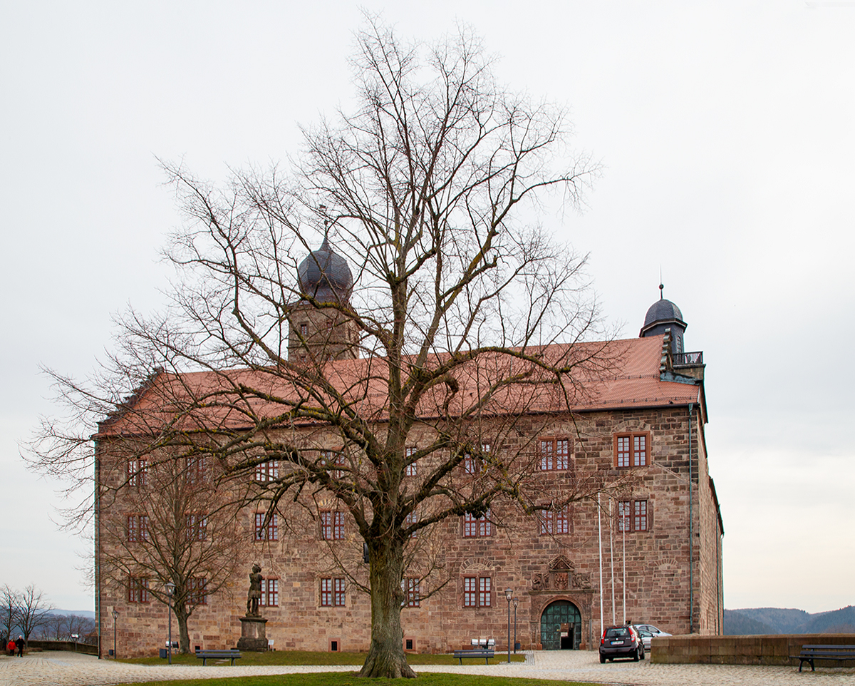 
Die Plassenburg hoch über Kulmbach, hier am 27.03.2016.

Sie gilt als eines der imposantesten und größten Renaissancebauwerke Deutschlands.