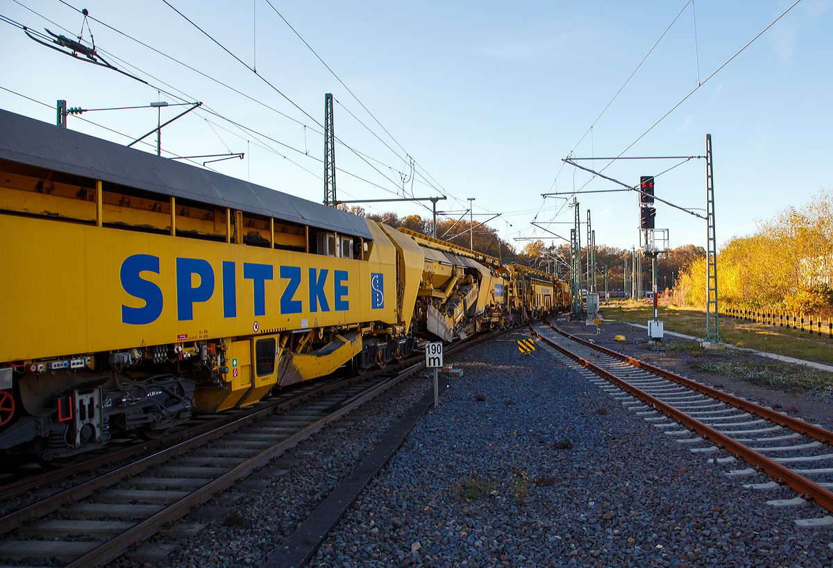 Die Plasser & Theurer Planumssanierungs- und Reinigungsmaschine RPM-RS-900 „Katharina die Große“ der SPITZKE SE (Großbeeren), Schweres Nebenfahrzeug Nr. D-SPAG 99 80 9415 004 – 1 (ex 97 19 35 501 18-1), am 09.11.2021 bei einer Zugdurchfahrt in Betzdorf (Sieg) in Richtung Siegen.

Hier als Detailbild (2) die Aushubmaschine, (P&T Fabriknummer 4798), hinter der Kabine 3 die Schotteraushubkette (1. Aushubkette) und nach dem dreiachsigen Drehgestell folgt dann die Planumaushubkette (2. Aushubkette), die max. Aushubtiefe beträgt bis zu 1.200 mm von der SO. Im Einsatz ist übt das dreiachsigen Drehgestell keinen Achsdruck aus, sondern das Gleis dort verriegelt und hochgehalten. 