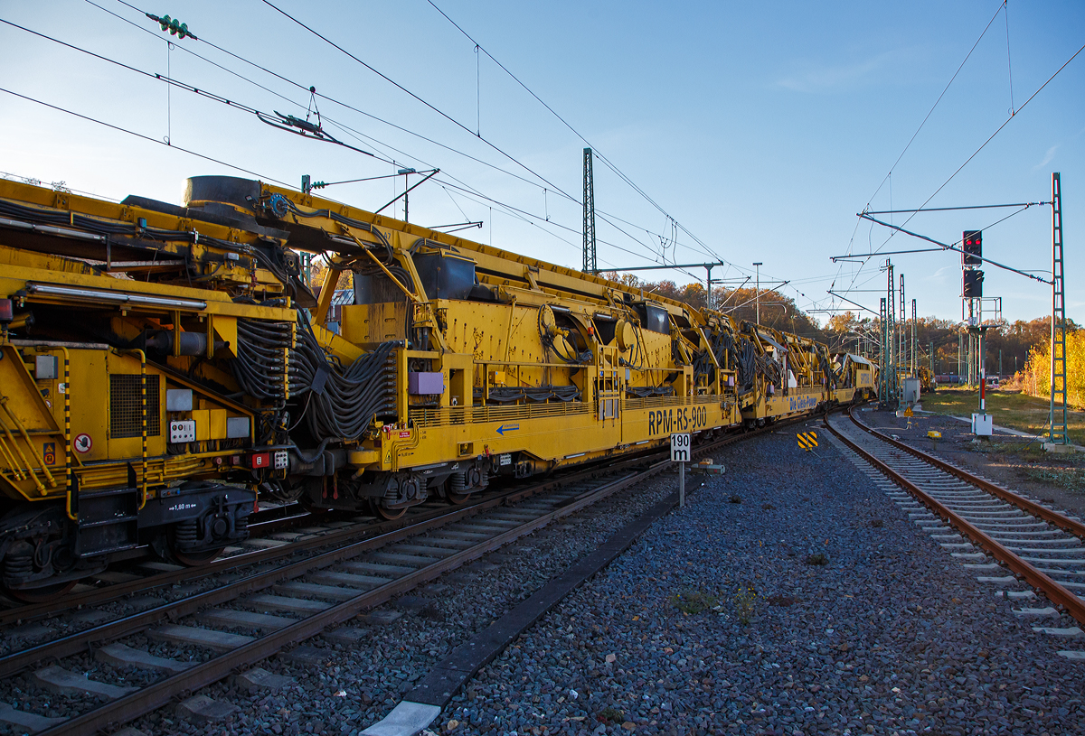 Die Plasser & Theurer Planumssanierungs- und Reinigungsmaschine RPM-RS-900 „Katharina die Große“ der SPITZKE SE (Großbeeren), Schweres Nebenfahrzeug Nr. D-SPAG 99 80 9415 004 – 1 (ex 97 19 35 501 18-1), am 09.11.2021 bei einer Zugdurchfahrt in Betzdorf (Sieg) in Richtung Siegen.

Hier als Detailbild vorne der Siebwagen (P&T Fabriknummer 4796), dann der Schotteraufbereitungswagen mit Vorabscheidung (P&T Fabriknummer 4797), dahinter kann man die Aushubmaschine erahnen.
