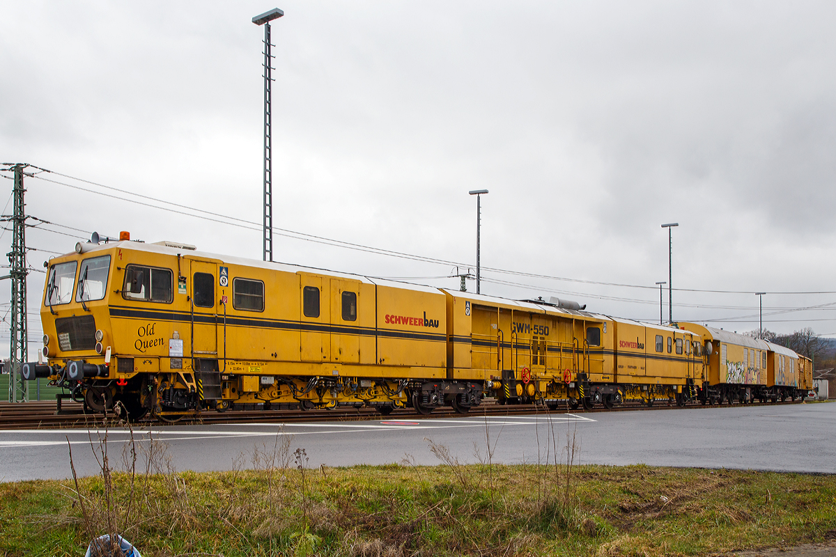 Die Plasser & Theurer  Schienenschleifmaschine GWM 550 „Old Queen“ der Schweerbau (Schweres Nebenfahrzeug Nr. 97 33 10 501 17-4) ist am 03.03.2016 beim ICE-Bahnhof Montabaur abgestellt. An der Maschine waren noch die beiden Wohnschlafwagen 75 80 2329 134-0 D-WVZ und 75 80 2329 135-7 D-WVZ, sowie der Werkstattwagen 27 80 150 1 008-7 D-WVZ gekuppelt.

Die Schleifmaschine wurde 1992 von Plasser & Theurer  unter der Maschinen-Nr. 46 gebaut.  Die Maschine ist in Gelenkbauweise (dreigliedrig), die Gelenke sttzen sich je auf einem Drehgestell ab. 

Die GWM 550 ist eine Schleifmaschine fr Gleise und Weichen. Sie arbeitet nach dem Rutschersteinprinzip und erzielt zweifellos von allen Schienenbearbeitungsmaschinen die beste Qualitt der Schienenfahrflche. Fr das akustische Schleifen (Schleifen mit besonders strengen Vorgaben betreffend die Rauheit der Oberflche) ist sie prdestiniert. Die Maschine hat Schleifaggregate pro Schiene, mit jeweils 2 x 3 Schleifsegmenten, dieser werden jeweils ber eine hydraulisch angetriebene Kurbelwelle und einer Kurbelschwinge in eine lineare Bewegung (hin und her) versetzt. Es wird nass geschliffen, somit entsteht auch keine Brandgefahr bei trockenem Wetter. Die Schleifaggregate werden hydraulisch aufs Gleis abgesenkt, dabei sttzt sich jedes Aggregat auf 4 Spurkranzrder ab. Die Maschine kann in beide Richtungen arbeiten, dh. die Arbeitsrichtung ist variabel. Bei vielen Gleisinstandhaltungs- und Gleisbaumaschinen ist dies nicht der Fall. 

Die 110 t schwere 32,6 m ber Puffer lange Maschine hat 6 Achsen. Vorne und Hinten jeweils eine einzelne Laufachse und unter den Gelenken jeweils ein Triebdrehgestell. Die Energie erzeugt ein Dieselmotor mit einer Motorleistung von 498 KW.

Es gibt auch eine kleine Schwester von der Maschine, dies ist die GWM 250, diese hat nur 2 Schleifaggregate und ist eine einteilige Maschine.

TECHNISCHE DATEN:
Spurweite: 1.435 mm (Normalspur)
Achsfolge: 1´Bo´Bo´1´
Lnge ber Puffer: 32.640 mm
Achsabstand bzw. Drehzapfenabstand: 9.150 / 10.000 / 9.150 mm
Achsabstand in den Drehgestellen: 1.800 mm
Breite: 3.050 mm
Hhe ber SOK : 3.720 mm
Eigengewicht: 110 t
Motorleistung:  498 KW
Hchstgeschwindigkeit: 90 km/h
Kleinster befahrbarer Gleisbogen: R = 120 m
Zulssige Anhngelast: 40 t
Zur Mitfahrt zugel. Personenzahl: 10
Zugel. Streckenklasse: B1 oder hher

Ein Video wie es genau funktioniert sieht man hier: https://deutsche-plasser.de/de/maschinen-systeme/mobile-schienenbearbeitung-gwm-550.html