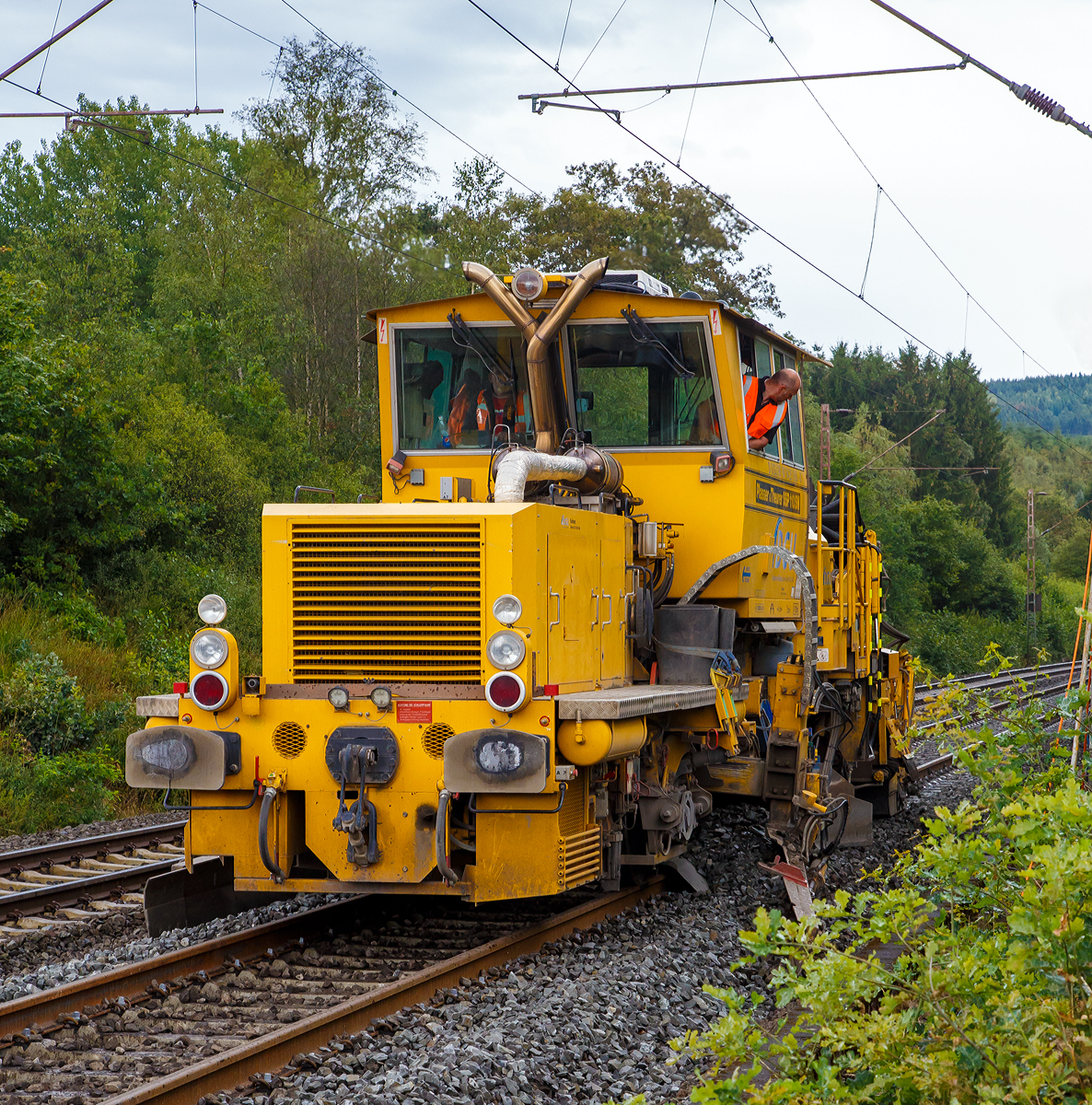 
Die Plasser & Theurer Schnell-Schotterplaniermaschine SSP 110 SW,  Schweres Nebenfahrzeug Nr. D-DGU 99 80 9425 069-8 (ex 97 16 46 519 18-3), am 18.08.2019 auf der Dillstrecke (KBS 445) bei Wilnsdorf-Rudersdorf im Einsatz.

Die Maschine wurde 2008 von Plasser & Theurer unter der Fabriknummer 847 gebaut und an die DGU geliefert.
