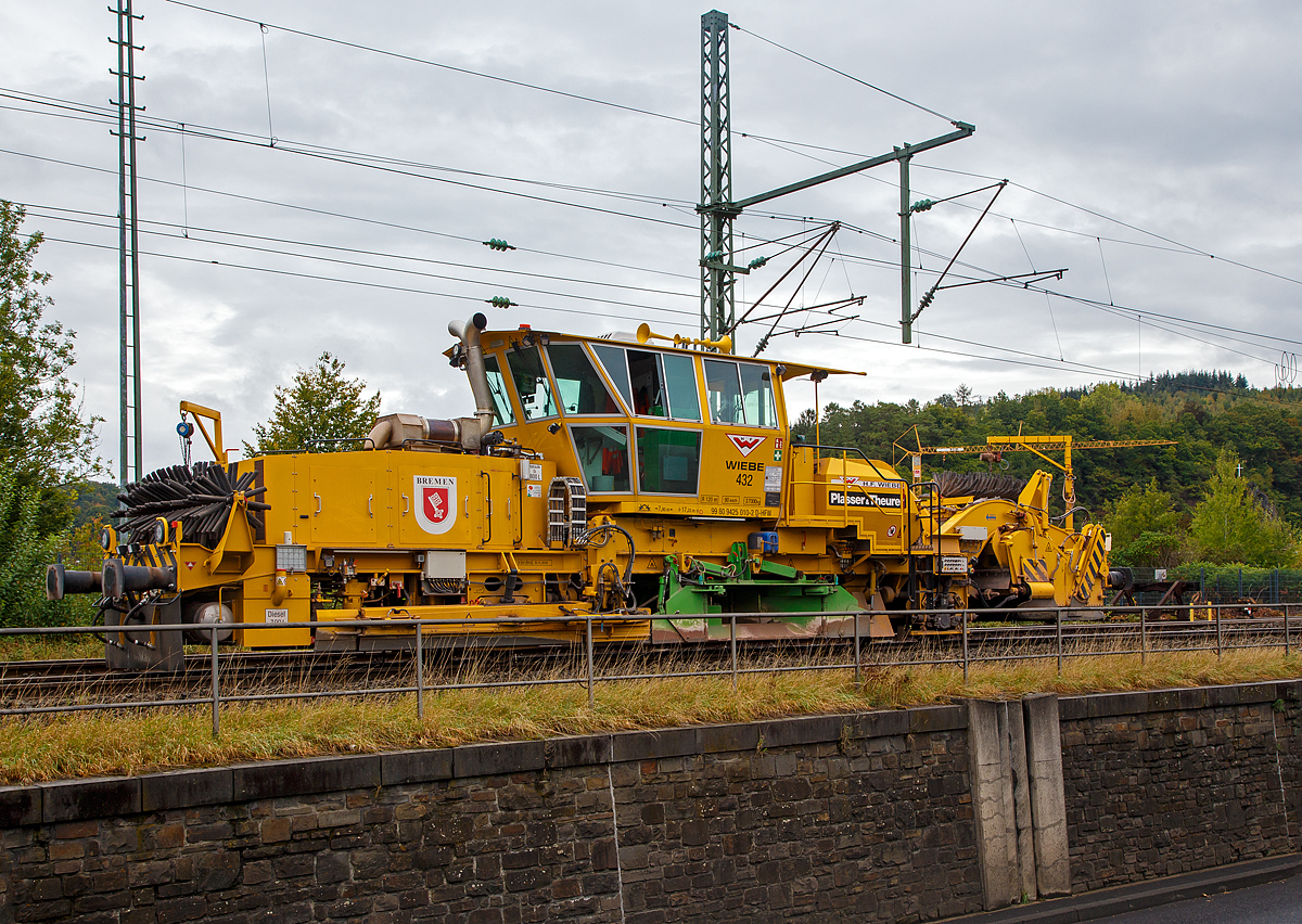 
Die Plasser & Theurer Schotterverteil- und Planiermaschine SSP 110 SW; Wiebe 432, Schweres Nebenfahrzeug Nr. 99 80 9425 010-2 D-HFW „Bremen“, ex 97 16 40 508 17-4, der H.F. WIEBE, ist am 26.09.2020 in Wissen (Sieg) im Einsatz.

Der Schotterpflug wurde 1987 von der Plasser & Theurer unter der Maschinen-Nr. 432 gebaut.
