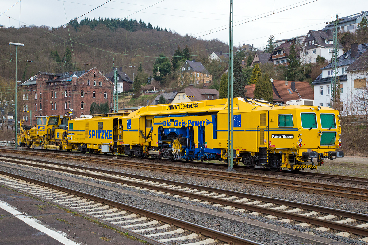 
Die Plasser & Theurer Universal-Stopfmaschinen Unimat 09-4x4/4S (Schweres Nebenfahrzeug Nr. D-SPAG 99 80 9124 019-7) und die Schnellschotterplaniermaschine SSP 110 SW (Schweres Nebenfahrzeug Nr. D-SPAG 99 80 9425 016-9) „Gisela“ der Spitzke SE (Großbeeren) sind am 27.03.2015 beim Bahnhof Dillenburg abgestellt.

Die Stopfmaschinen Unimat 09-4x4/4S wurde 2014 von Plasser & Theurer unter der Fabriknummer 6009 gebaut.

Die Unimat 09-4x4/4S – schließt die Lücke zwischen den kompakten und den großen Universal-Stopfmaschinen von Plasser & Theurer.

Die Universalstopfmaschine Unimat 09-4x4/4S für Gleise und Weichen verfügt über vier unabhängig voneinander arbeitende Stopfaggregate mit insgesamt 16 Stopfpickeln. Bei der Gleisdurcharbeitung ist kontinuierliches Fahren und zyklisches Stopfen bis weit in den Weichenbereich hinein möglich.
Hervorragende Stopfleistung durch kontinuierliche Arbeitsweise sowie vielfach bewährte Komponenten, wie z.B. das Universal-Stopfaggregat, 4-Strang-Stopfung und 3-Strang-Hebung für Gleisen und Weichen, zeichnen den neuen Unimat 09-4x4/4S aus. Die bewährte Einschwellen-Stopftechnik ist hier in eine neue Maschine integriert. Geringere Achslasten ermöglichen einen größeren Einsatzradius. 

Die Universal-Stopfmaschine erreicht mit der vollständigen Unterstopfung einer Weiche eine nachhaltige Lagestabilität. Dafür entwickelte Plasser & Theurer eine Reihe von Technologien: einerseits seitenverschiebbare und drehbare Stopfaggregate sowie einzeln schwenkbare Stopfpickel und andererseits Hebe- und Richtaggregate wie auch Hebehaken für sicheres Anheben. All das ermöglicht eine vollständige und sichere Weichenbearbeitung dank der einfachen Verstellbarkeit der vielen Einstellmöglichkeiten.

Präzise Messsysteme sind in den Unimat 09-4x4/4S integriert, ein Beispiel: der Bogenlaser CAL, zur Verlängerung der Messbasis auch in Radien. Zur umfassenden Steuerung der Messsysteme während der Arbeit sorgt der Automatische Leitcomputer WIN-ALC.


Technische Daten Stopfmaschinen Unimat 09-4x4/4S:
Spurweite: 1.435 mm
Achszahl:  8
Länge über Puffer:  33.440 mm
Drehzapfenabstände: 10.000 mm / 4.550 mm / 11.250 mm
Achsabstände in den Drehgestellen: 1.800 mm
Breite:  3.000 mm
Höhe zur Schienenoberkant: 3.743 mm
Eigengewicht:  135 t
Raddurchmesser:  920 mm
Motorleistung:  597 kW
Höchstgeschwindigkeit bei Eigenfahrt:  100 km/h
zul. Geschwindigkeit geschleppt: 100 km/h
Maximale Steigung:  40 ‰
Kleister befahrbarer Gleisbogen: R 120 m

Arbeitsleistung bei Durcharbeitung im Gleis:  800 m/h
Arbeitsleistung bei Umbaustopfung im Gleis:  500 m/h
Arbeitsleistung bei Durcharbeitung von Weichen:  6 Stück/10 h
Arbeitsleistung bei Umbaustopfung von Weichen:  3 Stück/10 h
Arbeiten in Überhöhung:  160 mm
Mindestradius beim Stopfen und Richten: 160 m
