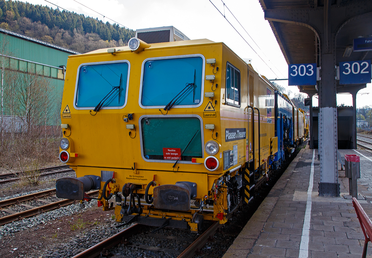 
Die Plasser & Theurer Universal-Stopfmaschinen Unimat 09-4x4/4S (Schweres Nebenfahrzeug Nr. D-JH 99 80 9124 020-5) und die Schnell-Schotterplaniermaschine SSP 110 SW (Schweres Nebenfahrzeug Nr. 97 16 40 516 18-5) der Joseph Hubert GmbH & Co. KG (Nürnberg) sind am 07.04.2019 im Bahnhof Niederschelden abgestellt.

Die Stopf- und Richtmaschinen Unimat 09-4x4/4S wurde 2014 von Plasser & Theurer unter der Fabriknummer 6094 gebaut.

Die Universalstopfmaschine Unimat 09-4x4/4S für Gleise und Weichen verfügt über vier unabhängig voneinander arbeitende Stopfaggregate mit insgesamt 16 Stopfpickeln. Bei der Gleisdurcharbeitung ist kontinuierliches Fahren und zyklisches Stopfen bis weit in den Weichenbereich hinein möglich.

Hervorragende Stopfleistung durch kontinuierliche Arbeitsweise sowie vielfach bewährte Komponenten, wie z.B. das Universal-Stopfaggregat, 4-Strang-Stopfung und 3-Strang-Hebung für Gleisen und Weichen, zeichnen den neuen Unimat 09-4x4/4S aus. Die bewährte Einschwellen-Stopftechnik ist hier in eine neue Maschine integriert. Geringere Achslasten ermöglichen einen größeren Einsatzradius. 

Die Universal-Stopfmaschine erreicht mit der vollständigen Unterstopfung einer Weiche eine nachhaltige Lagestabilität. Dafür entwickelte Plasser & Theurer eine Reihe von Technologien: einerseits seitenverschiebbare und drehbare Stopfaggregate sowie einzeln schwenkbare Stopfpickel und andererseits Hebe- und Richtaggregate wie auch Hebehaken für sicheres Anheben. All das ermöglicht eine vollständige und sichere Weichenbearbeitung dank der einfachen Verstellbarkeit der vielen Einstellmöglichkeiten.

Technische Daten Stopfmaschinen Unimat 09-4x4/4S:
Spurweite: 1.435 mm
Achszahl:  8
Länge über Puffer:  33.440 mm
Drehzapfenabstände: 10.000 mm / 4.540 mm / 11.250 mm
Achsabstände in den Drehgestellen: 1.800 mm
Breite:  3.000 mm
Höhe zur Schienenoberkant: 3.743 mm
Eigengewicht:  136 t
Raddurchmesser:  920 mm
Motorleistung:  597 kW
Höchstgeschwindigkeit bei Eigenfahrt:  100 km/h
zul. Geschwindigkeit geschleppt: 100 km/h
Zugel. für Streckenklasse : C2 oder höher
Zur Mitfahrt zugel. Personen: 5
zul. Anhängelast: 50 t (bis 40 ‰, bei Steilstreckenfahrt 0 t)
Maximale Steigung:  55 ‰ 
Kleister befahrbarer Gleisbogen: R 120 m
