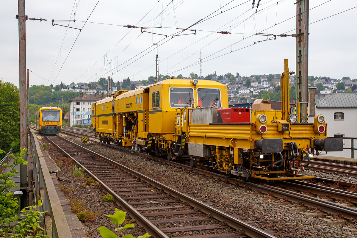 
Die Plasser & Theurer Universalstopfmaschine 08 - 275 Unimat 3S Y (Schweres Nebenfahrzeug Nr. 97 43 41 523 17 - 9) der DGU (Deutsche Gleisbau Union) am 16.05.2015 im Einsatz in Siegen auf der Brücke über die Heeserstraße bzw. Sieg.

Auf dem linken aktiven Gleis kommt gerade ein von der HLB (Hessische Landesbahn) angemieteter, Stadler RegioShuttle RS 1 (BR 650) der Ostdeutsche Eisenbahn GmbH, als DreiLänderBahn RB 93  Rothaarbahn  (Bad Berleburg - Kreuztal - Siegen Hbf), er wird bald die Endstation Siegen Hauptbahnhof erreichen. Es sind hier der VT 650.62 (95 80 0650 062-2 D-ODEG) dieser ist Eigentum der BeNEX GmbH, Hamburg.

Einen freundlichen Gruß an den freundlichen Tf zurück.
