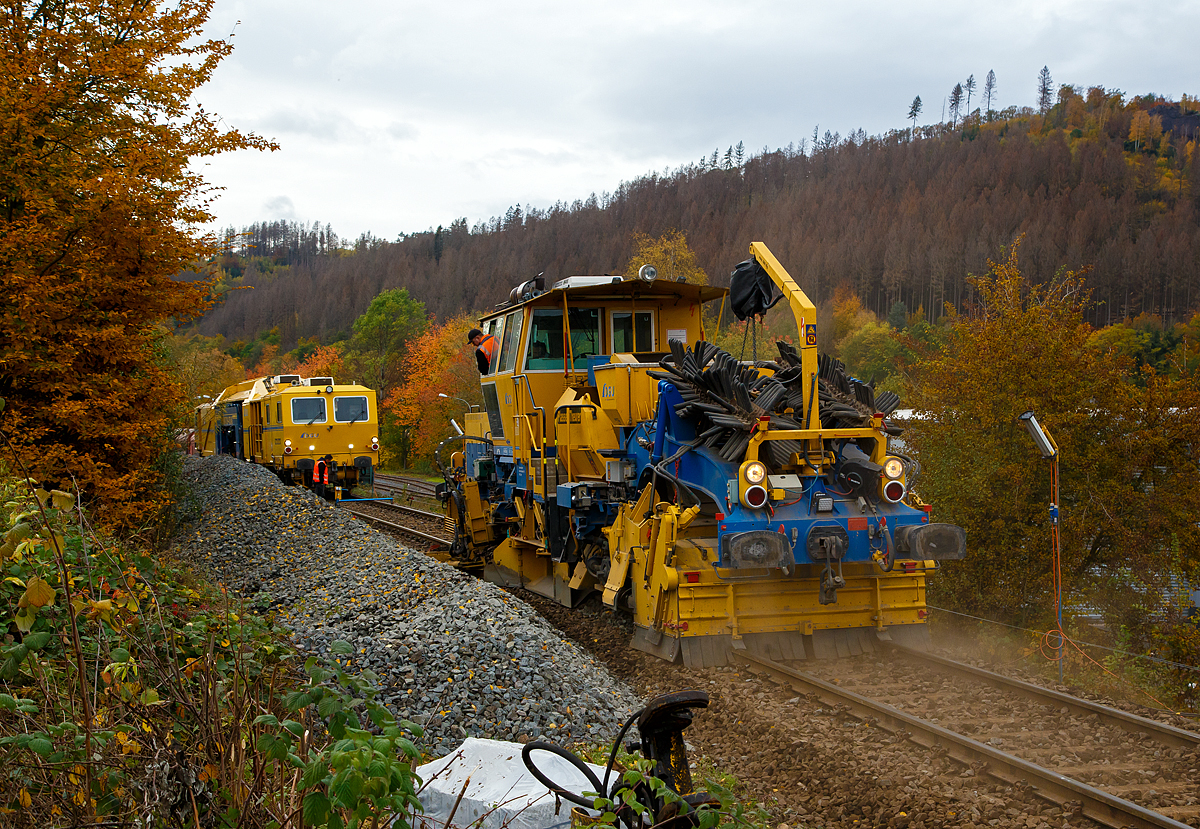 
Die Plasser & Theurer Universalstopfmaschine UNIMAT 09-475/4S (Kombinierte Gleis- und Weichenstopfmaschine), Schweres Nebenfahrzeug Nr. D-DGU 99 80 9424 001-2 und die Plasser & Theurer Schotterverteil- und Planiermaschine SSP 110 SW, Schweres Nebenfahrzeug Nr. D-DGU 99 80 9425 068-0, ex 97 16 46 516 18-9 D-DGU (ex Hering Gleisbau, ex Volker-Rail) sind am 27.10.2020 in Herdorf im Einsatz. Das Gleis (Ober- und Unterbau) der Hellertalbahn (KBS 462) wurde zwischen Herdorf und Neunkirchen komplett erneuert. 