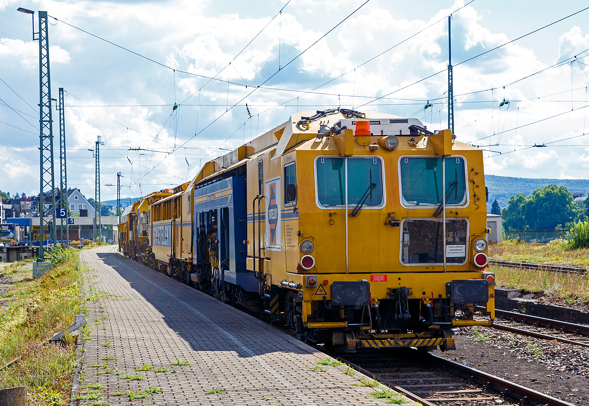 Die Plasser & Theurer Vierschwellen-Universalstopfmaschine Unimat 09-32/4S Dynamic, Schweres Nebenfahrzeug Nr. A-SWIE 99 81 9123 002-3 und das Plasser & Theurer Schotterbewirtschaftungssystem BDS 2000-4 (eine Schotterverteilmaschine), Schweres Nebenfahrzeug Nr. D-SWIE 99 80 9125 002-2, sind am 02.09.2020 im Bf. Koblenz-Ehrenbreitstein abgestellt. Beide Maschinen gehören der SWIETELSKY Baugesellschaft m.b.H..

Die Unimat 09-32/4S Dynamic wurde 2004 von Plasser & Theurer unter der Maschinen Nummer 3122 gebaut. Das BDS 2000-4 wurde 2011 von Plasser & Theurer unter der Maschinen Nummer 913 gebaut
