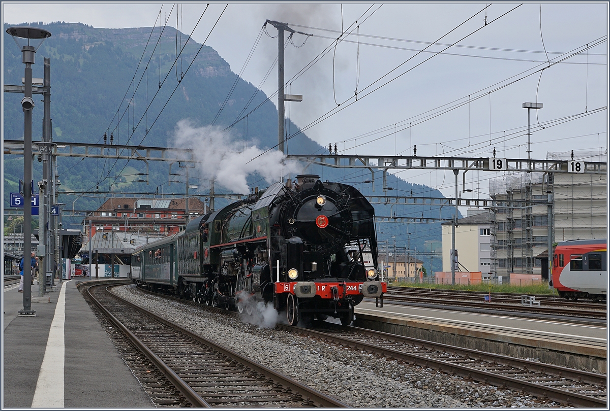 Die prächtige SNCF 141 R 1244 mit ihrem Extrazug in Arth Goldau.

24. Juni 2018