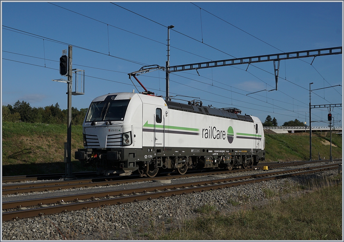 Die Rail Care Rem 476 453-6 VAUD (UIC 91 85 4476 43-6 CH-RLC) hat ihren Coop Zug von Genève la Praille nach Vufflens la Ville gebracht und rangiert nun, um den Gengenzug zu übernehmen, was einige Zeit dauert, da der Lokführer die Handweichen jeweils selbst stellen muss. 29. August 2018