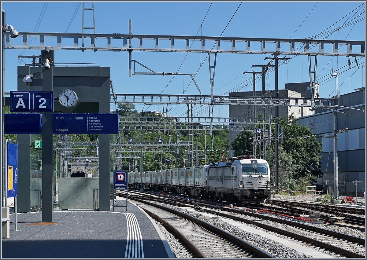 Die Rail Care Rem 476 454 (UIC 91 85 4476 454-9 CH-RLC) ist nach der Fahrt nach Vufflens la Ville mit ihrem Coop-Container-Zug wieder zurück in Genève, hier erreicht der Zug bei Lancy Pont-Rouge den Güterbahnhof Genève La Praille. 19. Juni 2018