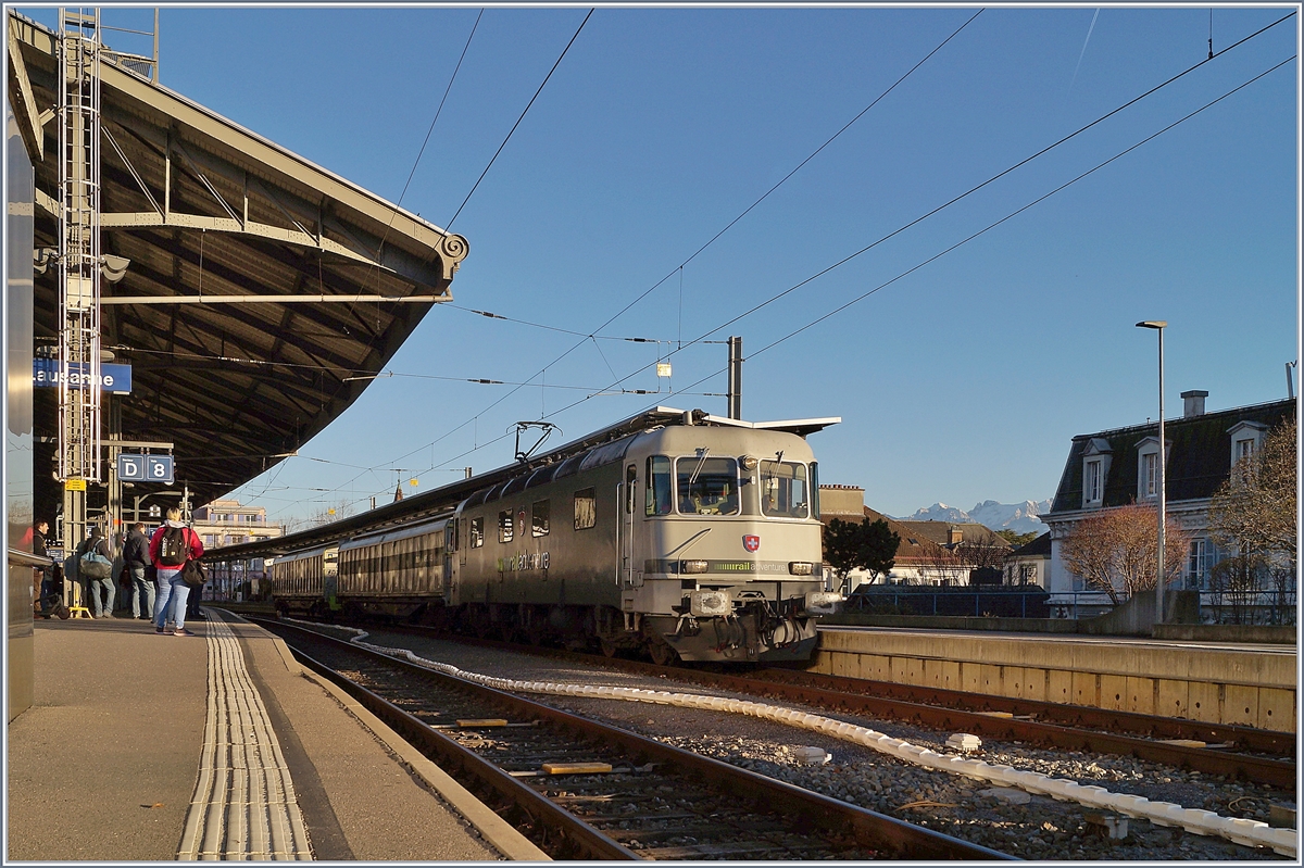 Die railadventure Re 6/6 16003 (91 854 620 003-4 CH-RADVE) hat in Lausanne zwei Firmen eigene Güterwagen aus Villeneuve übernommen, mit welchen auf der Hinfahrt ein Twindexx Speisewagen ins Bombardier Werk überführt wurde. 

20. Februar 2020