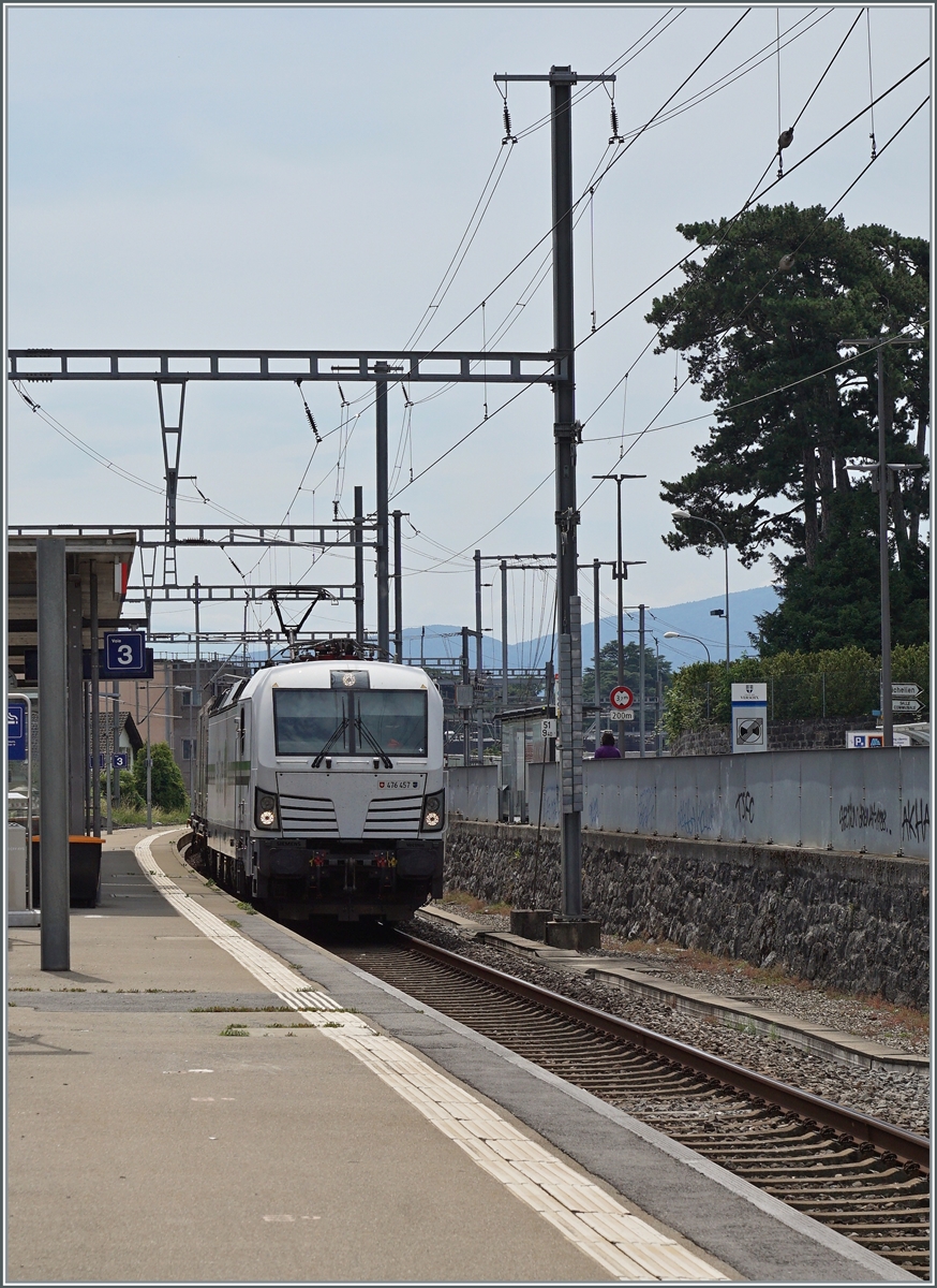Die railcare Rem 476 457 fährt mit einem rail care Güterzug von Genève La Praille nach Vuffelens la Ville durch den Bahnhof von Versoix, insgesammt ist der Güterverkehr auf dieser Linie eher schwach. 

28. Juni 2021