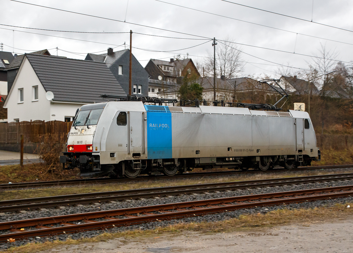 
Die Railpool 186 101 (91 80 6186 101-2 D-Rpool) fährt am 10.02.2019 als LZ durch Mudersbach in Richtung Köln.

Die TRAXX F140 MS wurde 2006 von Bombardier in Kassel unter der Fabriknummer 34299 gebaut. Die Multisystemlokomotive hat die Zulassungen bzw. besitzt die Länderpakete für Deutschland, Österreich, Schweiz, Italien und die Niederlande. 
