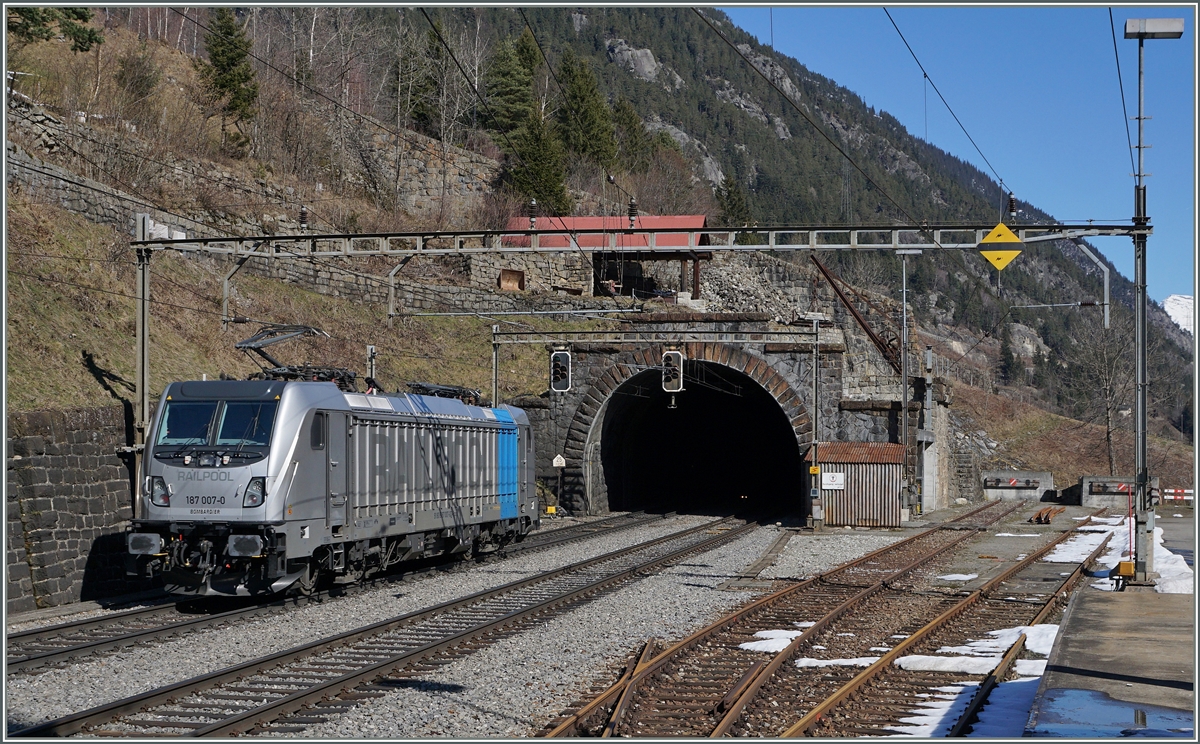 Die Railpool 187 007-0 in Wassen. 
17. März 2016