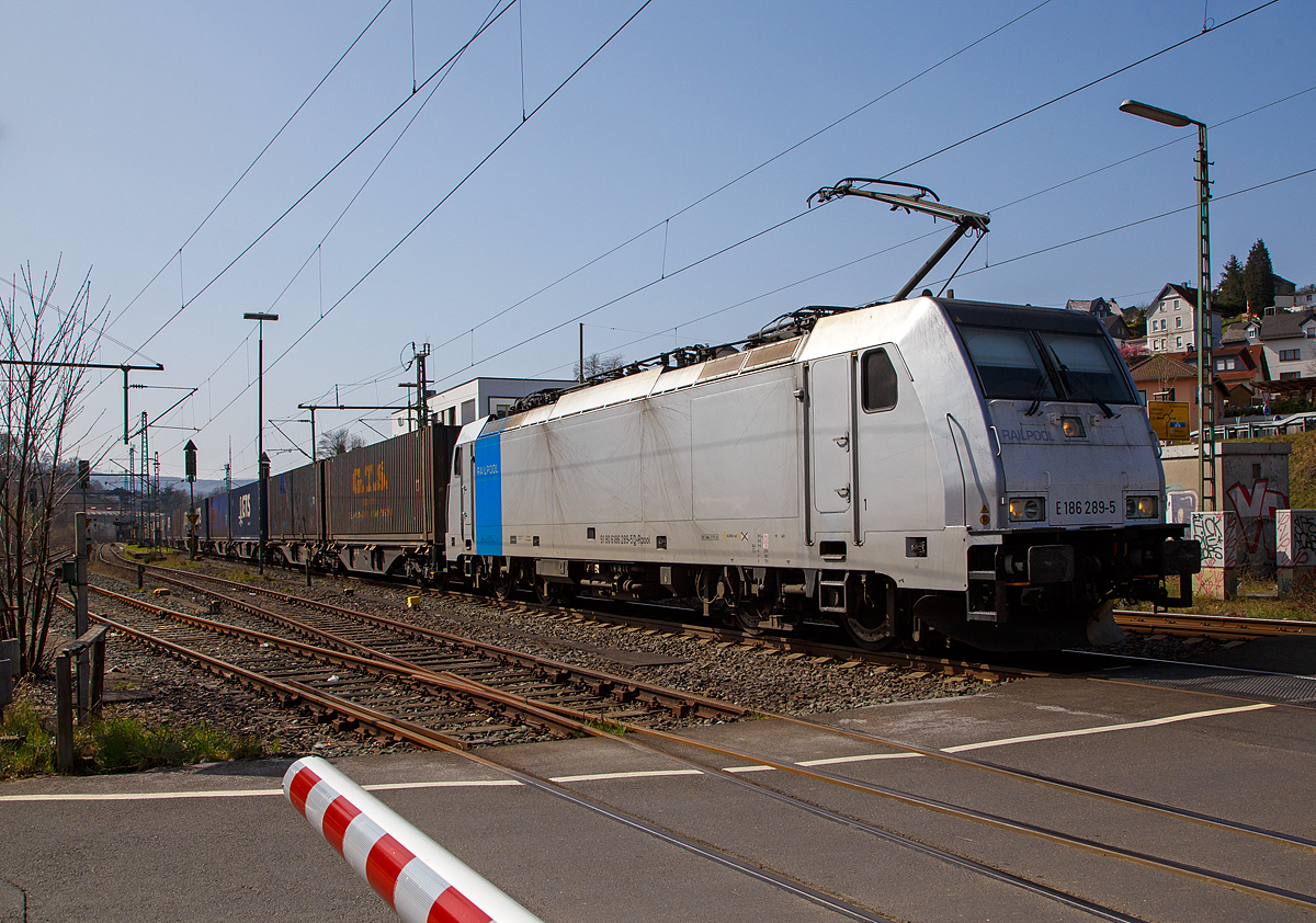 Die Railpool E 186 289-5 (91 80 6186 289-5 D-Rpool) fährt am 01.04.2021, mit einem GTS - Container-Zug über der Siegstrecke (KBS 460) durch Niederschelden in Richtung Siegen.

Die Bombardier TRAXX F140 MS wurde 2012 von Bombardier in Kassel unter der Fabriknummer 34841 gebaut. Die Multisystemlokomotive hat die Zulassungen bzw. besitzt die Länderpakete für Deutschland, Österreich, Belgien, Niederland, Slowakei und Tschechien (D/A/B/NL/CZ/SK).