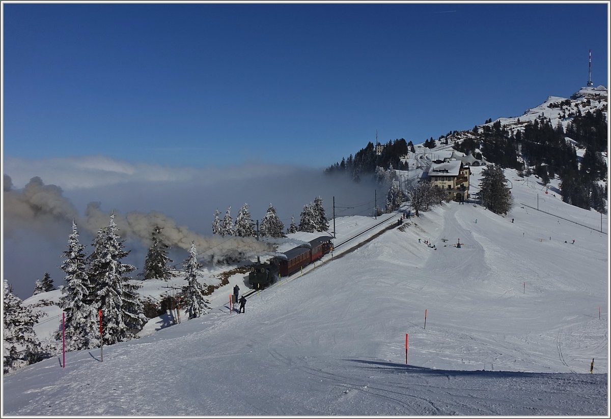 Die RB H 2/3 N° 16 mit ihrem Dampfzug kurz vor der Station Rigi Staffel.
(24. Februar 2018)