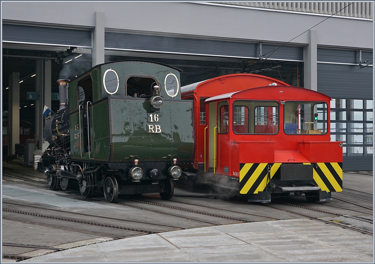 Die RB (Rigi Bahnen) H 2/3 16, 1923 von SLM gebaut, und der Ta 2/2 N° 1 in Vitznau.
24. Feb. 2018