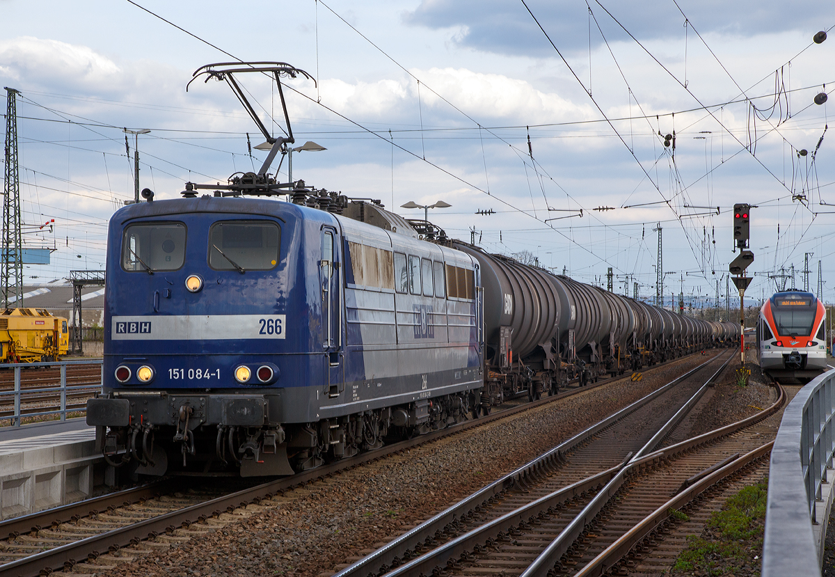 
Die RBH 266 bzw. 151 084-1 (91 80 6151 084-1 D-RBH) der RBH Logistics GmbH fährt am 09.04.2016, mit einem Benzin beladenen Kesselwagenzug (Wagen der Gattung Zans), von Neuwied in Richtung Norden. 

Die Lok wurde 1975 von Krupp in Essen unter der Fabriknummer 5334 gebaut und an die DB als 151 084-1 geliefert. Bei der DB wurde sie im Dezember 2012 ausgemustert und sie ging an die RBH, wobei die RBH eine 100 prozentige Tochter der DB Cargo Deutschland AG ist.