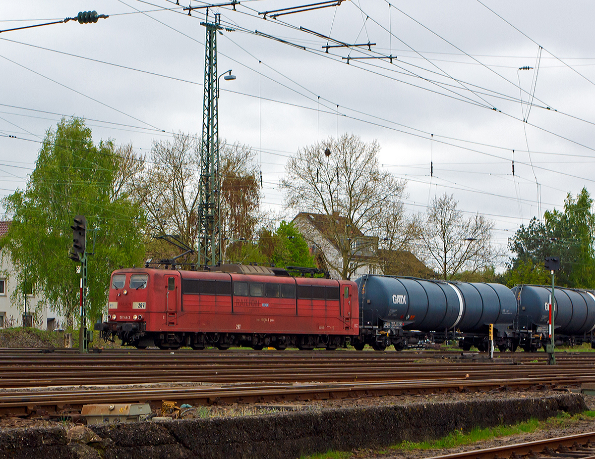 
Die RBH 267 (91 80 6 151 144-3 D-RBH), ex DB 151 144-3,fährt am 28.04.2013 mit einem Kesselwagenzug durch Darmstadt-Kranichstein in Richtung Norden.

Die Lok wurde 1976 von Krauss-Maffei in München unter der Fabriknummer 19812 gebaut, der elektrische Teil ist von Siemens, im Feb. 1977 wurde sie von der DB abgenommen. Im Dezember 2012 wurde sie an die RBH Logistics GmbH in Gladbeck verkauft.

Hinweis: Die Aufnahme konnte ich aus dem Eisenbahnmuseum Darmstadt-Kranichstein heraus machen.