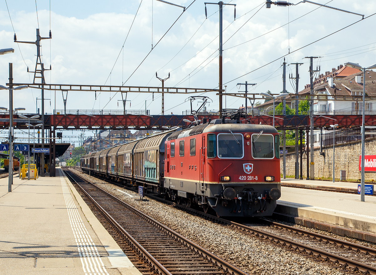 
Die Re 420 281-8 (91 85 4420 281-82 CH-SBBC) bzw. Re 4/4 II 11281 der SBB Cargo fährt am 18.05.2018 mit einem Güterzug durch den Bahnhof Neuchâtel.