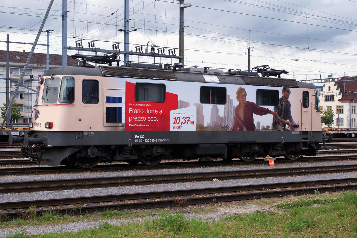 Die Re 420 310-5 ist die neuste Werbelokomotive im Dienste von SBB CARGO NATIONAL. Am Abend des 17. Juni 2020 wartete sie im Güterbahnhof Solothurn auf ihren nächsten Einsatz.
Foto: Walter Ruetsch