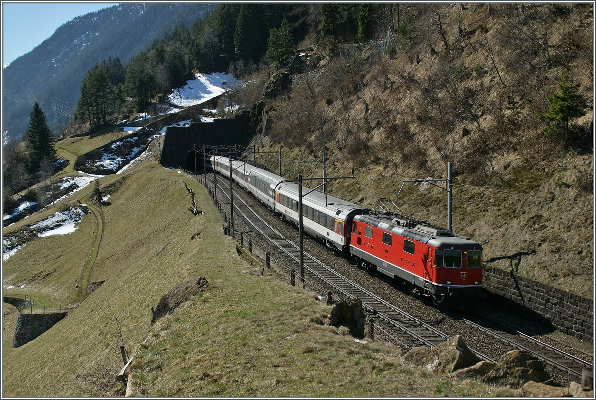 Die Re 4/4 II 11111 mit einem IR oberhalb von Wassen. 
14. März 2014