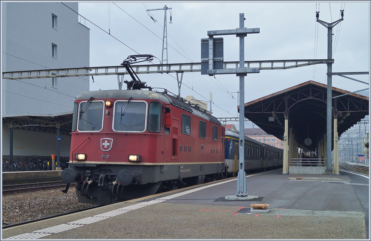 Die Re 4/4 II 11197 wartet in Vevey mit ihrem Dispozug (und der Re 4/4 II 11194 am Zugschluss) als IR90 1725 auf die Ausfahrt.

30. Januar 2020