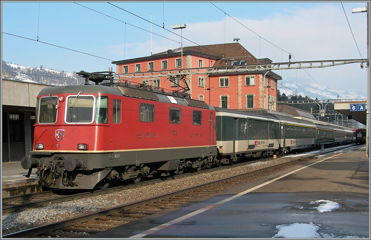 Die Re 4/4 II 11234 mit einem bunt gemischten Gotthard IR in Arth-Goldau.
13. März 2006