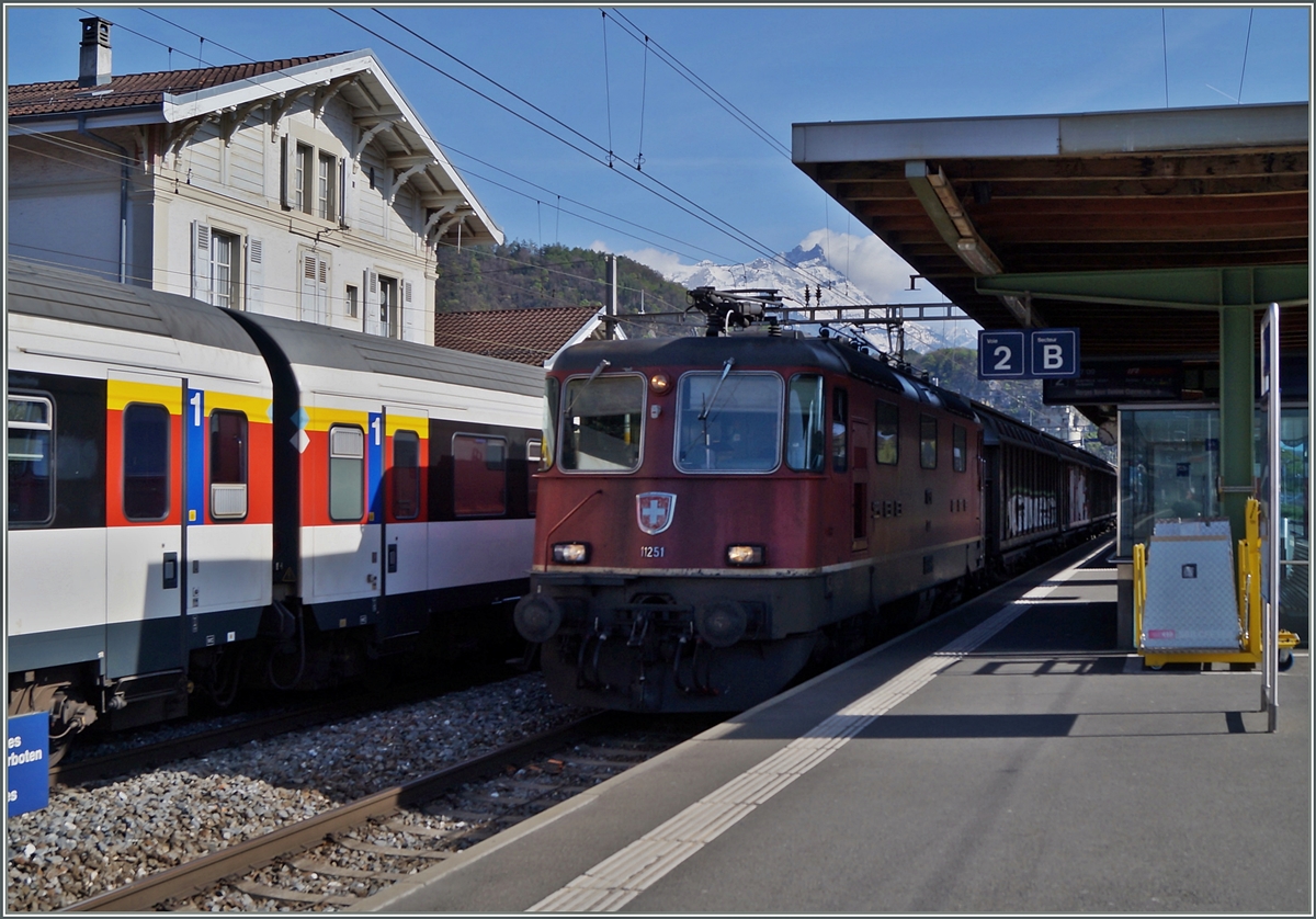 Die Re 4/4 II 11251 in Aigle.
9. April 2014