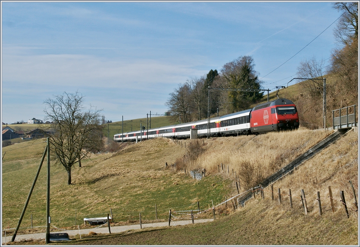 Die Re 460 007-8 ist mit ihrem IR von Luzern nach Genève Aéroport zwischen Neyruz und Cottens unterwegs, damals zierten nach alte Fahrleitungsmaste diesen Streckenabschnitt.

12. März 2012