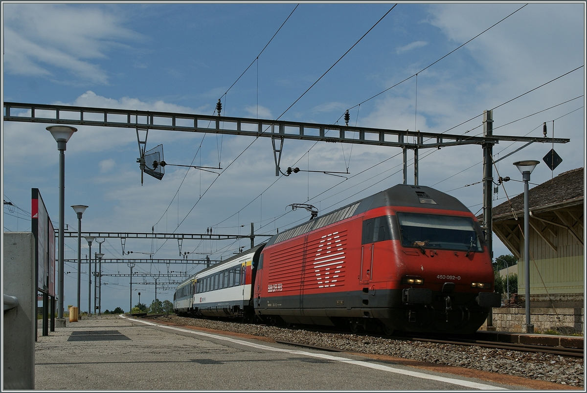 Die Re 460 092-0 mit einem IR von Genve Aeroport nach Brig bei bei der Durchfahrt in Cully. 28. Juni 2011 