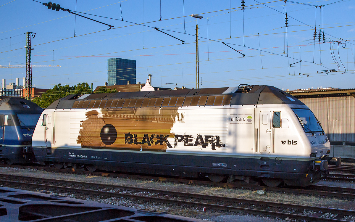 Die Re 465 016-4  Black Pearl  (91 85 4465 016-4 CH-BLS) ist am 06.06.2015 in Basel abgestellt.

Die Lok wurde 1997 von der SLM Winterthur unter der Fabriknummer 5740 gebaut, der elektrische Teil ist von ABB.  
Nach der Erstbestellung der BLS über acht Maschinen (001–008), sollten weitere zehn Loks für den BLS-Anteil am Huckepackkorridor bestellt werden. Aus finanztechnischen Gründen beauftragte der Bund die SBB, zehn Maschinen (009–018) zu beschaffen und an die BLS zu vermieten. 2003 gingen die Loks käuflich an die BLS AG über. Seit  2013 ist diese, wie drei weitere Schwester Maschinen, an die railCare AG in Härkingen vermietet.

Das Unternehmen railCare AG  wurde 2007 unter dem Namen tradeCare AG mit Sitz in Baden gegründet. Damaliger Zweck des Unternehmens war der Import und Export von Lebensmitteln. Im September 2009 wurde das Unternehmen in railCare AG umbenannt, der Sitz nach Härkingen verlegt und das Tätigkeitsfeld in den Betrieb eines Eisenbahnverkehrsunternehmens umgewandelt. railCare verkehrt nach einem fixen Fahrplan im Punkt-zu-Punkt-Verkehr des unbegleiteten kombinierten Verkehrs (UKV). Am 1. September 2010 übernahm der Schweizer Detailhandelskonzern Coop das gesamte Aktienkapital der railCare AG. Seither werden die Züge vorwiegend zum Transport von konzerneigenen Waren verwendet, sie stehen aber weiterhin Drittkunden offen.

Technische Daten:
Spurweite:  1435 mm (Normalspur)
Achsformel:  Bo’Bo’
Länge über Puffer:  18.500 mm
Höhe:  4.540 mm
Breite:  3.000 mm
Dienstmasse:  84 t
Höchstgeschwindigkeit:  160 km/h
Stundenleistung:  7.000 kW
Dauerleistung:  6.270 kW
Anfahrzugkraft:  300 kN
Treibraddurchmesser:  1.100 mm
Stromsystem:  Wechselstrom 15 kV 16,7 Hz
