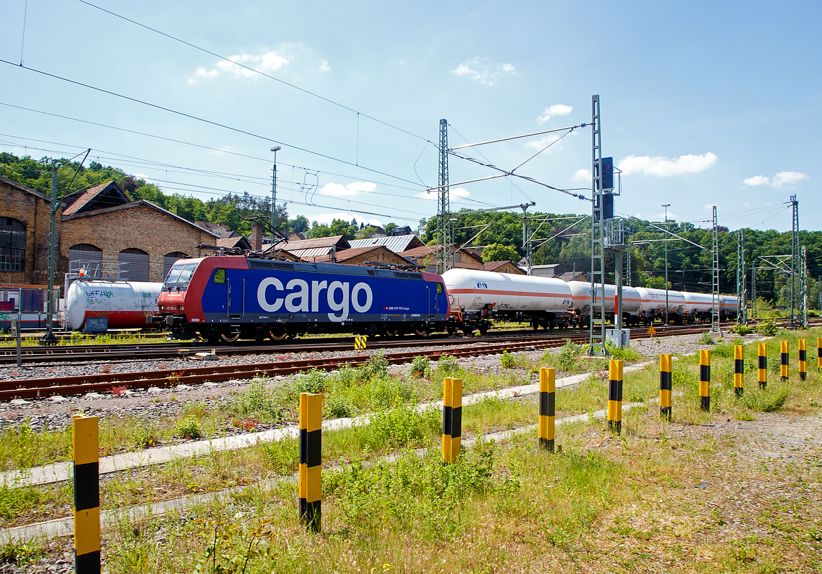 Die Re 482 006-4 (91 85 4482 006-4 CH-SBBC) der SBB Cargo AG fährt am 22.05.2022, mit einem kurzen Kesselwagenzug, durch Betzdorf (Sieg) in Richtung Siegen. 

Die TRAXX F140 AC1 wurde 2002 von Bombardier in Kassel unter der Fabriknummer  33481 gebaut und an die SBB Cargo AG geliefert. Sie hat die Zulassungen und Zugbeeinflussungssysteme für die Schweiz und Deutschland. Zurzeit ist sie an die SBB Cargo International AG vermietet.
