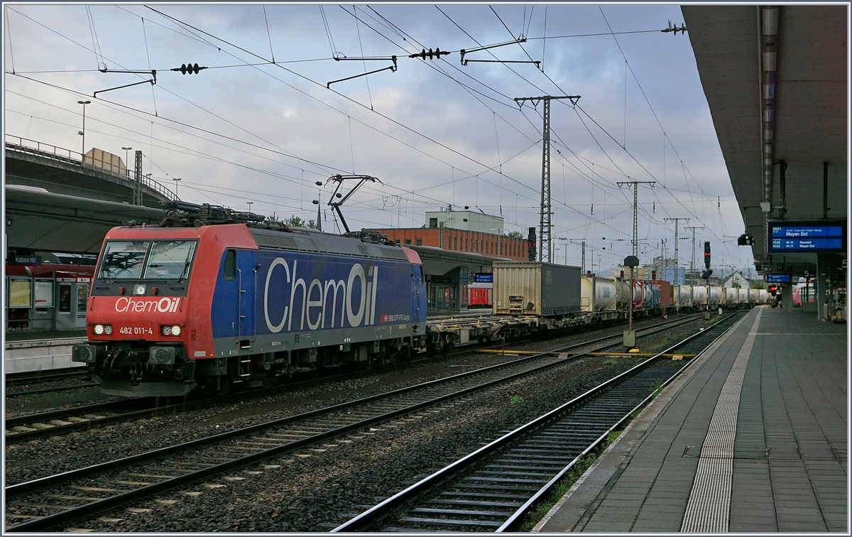 Die Re 482 011-4 erreicht mit einem Güterzug Koblenz Hbf.
3. Okt. 2017 