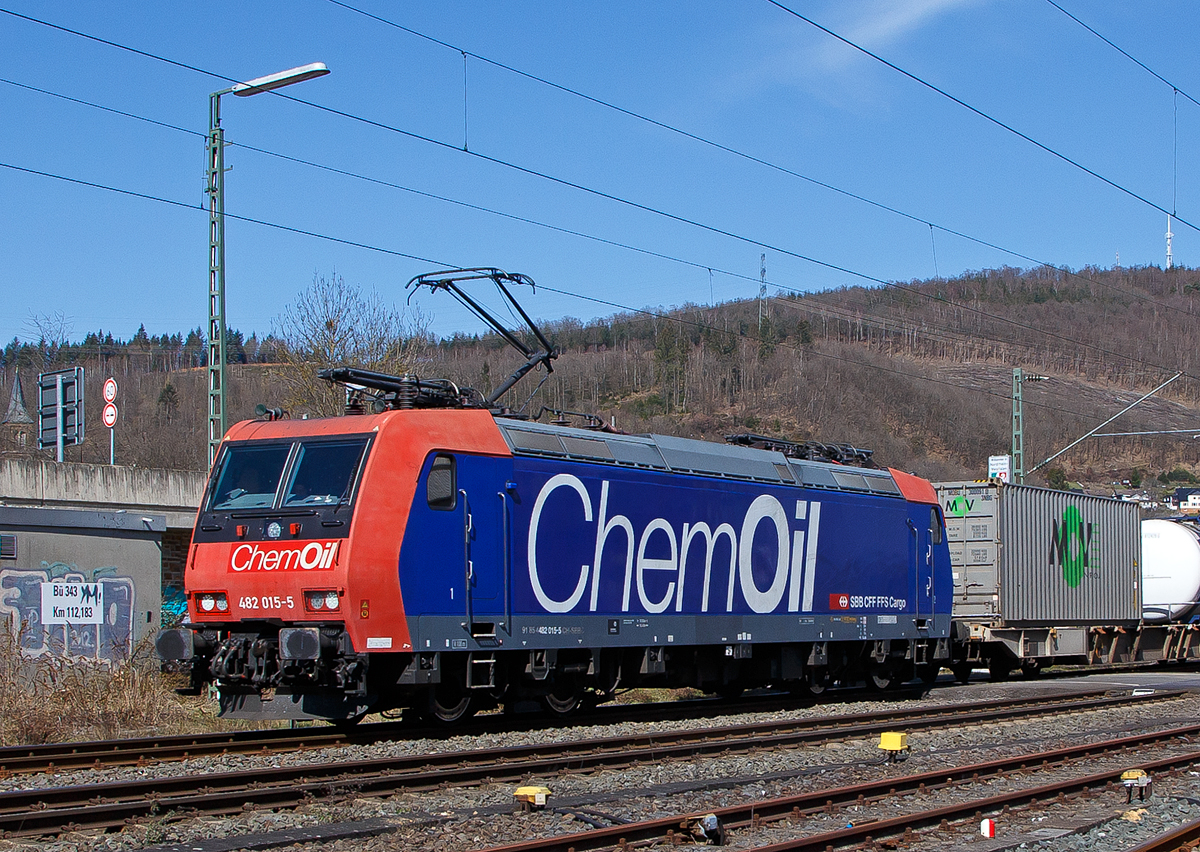 Die Re 482 015-5 „ChemOil“ (91 85 4482 015-5 CH-SBBC) der SBB Cargo AG fhrt am 29.03.2021, mit einem HUPAC-KLV/Container-Zug durch Niederschelden in Richtung Kln.

Die TRAXX F140 AC1 wurde 2003 von Bombardier in Kassel unter der Fabriknummer  33563 gebaut und an die SBB Cargo AG geliefert. Sie hat die Zulassungen und Zugbeeinflussungssysteme fr die Schweiz und Deutschland. Zurzeit ist sie an die SBB Cargo International AG vermietet.
