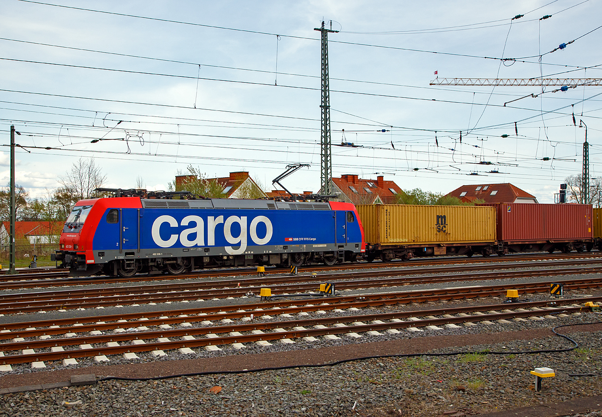 Die Re 482 036-1 (91 85 4482 036-1 CH-SBBC) der SBB Cargo fährt am 14.04.2018 mit einem Containerzug durch Friedberg (Hessen) in Richtung Norden. 

Die Bombardier TRAXX F140 AC2 (Re 482 der zweiten Bauserie) wurde 2005 von Bombardier in Kassel unter der Fabriknummer 33776 gebaut und als Re 482 036-1 an die SBB Cargo geliefert. 2020 wurde sie an die Nordic Re-finance AB (Schweden) verkauft.

Obwohl die Baureihe Re 482 der SBB Cargo grundsätzlich von der Baureihe 185 abgeleitet ist, gibt es doch kleine Unterschiede. Wie bei der deutschen Baureihe 185 handelt es sich bei der Re 482 um eine Zweisystemlokomotive für 15 kV, 16 2/3 Hz und 25 kV, 50 Hz. Zugelassen sind die Lokomotiven für das deutsche, österreichische und Schweizer Bahnnetz. Im Gegensatz zu den Loks der Baureihe 185, die ab Werk erst ab etwa 185 050 mit einer Leistung von 5.600 kW ausgeliefert wurden, kamen die Loks der Bauart Re 482 bereits mit der erhöhten Leistung zur SBB Cargo.

Weiterhin verfügen die Re 482 über vier Stromabnehmer, von denen jeweils zwei für die deutsche und zwei für die schweizerische Oberleitung ausgelegt sind. Im Bereich der Sicherungstechnik verfügen die Loks über die deutschen Systeme Indusi, LZB 80 und PZB 90 und die Schweizer Systeme Signum und ZUB 262. Zusätzlich sind im Lokkasten Kameras eingebaut, die Rückspiegel ersetzen sollen.

Mit der zweiten Bauserie der Re 482, die ab 482 035 (wie hier) gab es einige Veränderungen an der Lok. Zudem sind diese nun TRAXX F140 AC2. Der gesamte Lokkasten wurde neu gestaltet und auf sein Crashverhalten optimiert. Ebenso erhielten die Fahrzeuge nun neue Puffer, die wiederum mit dämpfenden Elementen verschraubt sind.

Auf Anhieb sichtbar sind die Unterschiede zwischen der ersten und der zweiten Baureihe: Bei der zweiten Bauserie (TRAXX F140 AC2) ist der Übergang zwischen der Dach- und der Stirnfläche wesentlich stärker geknickt als vorher. Weiterhin sind die bisher auf verschiedenen Ebenen angebrachten Griffstangen an der Lokfront bei der zweiten Baureihe nun auf gleiche Höhe direkt unter die Führerstandsfenster gerückt. Unter den Stirnfenstern befindet sich nun eine Klappe, in der die Klimageräte für den Führerstand untergebracht sind.

TECHNISCHE DATEN:
Spurweite: 1.435 mm (Normalspur)
Achsfolge: Bo'Bo'
Dienstgewicht: 85 t
Länge über Puffer: 18.900 mm
Drehzapfenabstand: 10.440
Dauerleistung: 5.600 kW
Höchstgeschwindigkeit: 140 km/h
Fahrleitungsspannung:15000 V, 16.7 Hz ~
Zulassungen: CH / D (Zweite Serie teilweise auch A)
