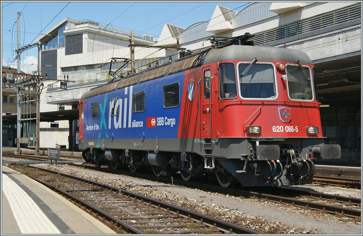 Die Re 620 088-5  Linthal  weißt darauf hin dass SBB Cargo ein  Member of the X-RAIL alliance  ist. Lausanne, den 30. Mai 2014