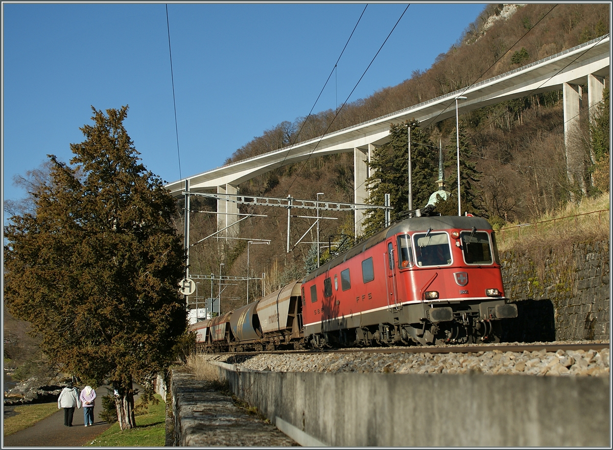 Die Re 6/6 11652 mit dem  Spaghetti -Zug kurz vor Villeneuve. 
12. Feb. 2014 