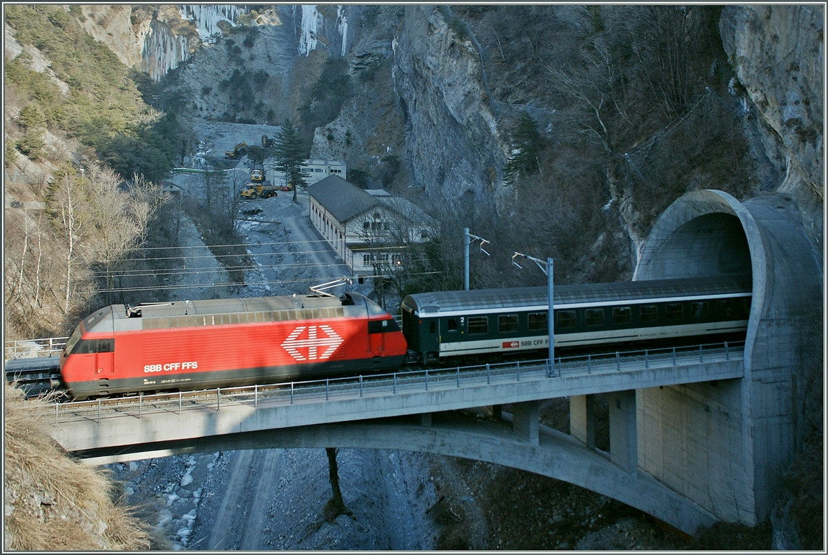 Die relative kurze, zwischen zwei Tunnels gelegene Dalabrücke biete zwar schöne Motive, aber da die kommenden Züge nicht vorzeitig bemerkt werden ist das Fotografieren ziemlich stressig...
Re 460 mit einem IR nach Brig. 
14. Feb. 2012 