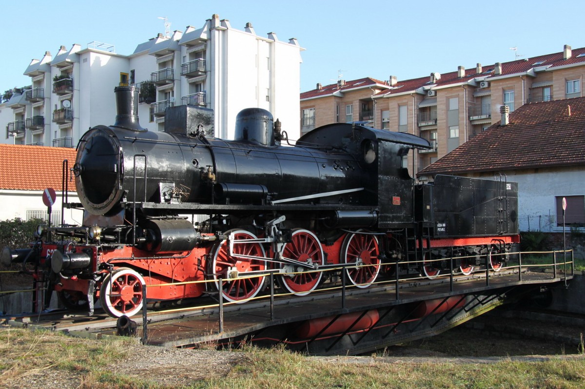 Die restaurierte,aber nicht betriebsfhige FS Dampflok 625 116(1910/22)des Vereins Associazione Verbano Express am 21.10.12 in Luino/It.

