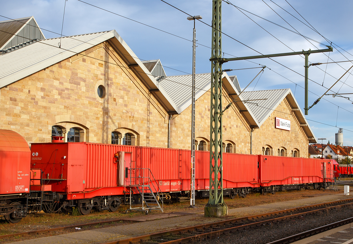 Die Rettungszüge (früher Tunnelrettungszug) bestehen neben den zwei Loks der Baureihe 714 (modifizierte V 100 bzw. Baureihe 212) aus jeweils zwei Transportwagen 380, einem Gerätewagen 381, einem Sanitätswagen 382 (beim Fuldaer Zug aus zwei Sanitätswagen) und einem Löschmittelwagen 383. 
Die Rettungszüge (früher Tunnelrettungszug) bestehen neben den zwei Loks der Baureihe 714 (modifizierte V 100 bzw. Baureihe 212) aus jeweils zwei Transportwagen 380, einem Gerätewagen 381, einem Sanitätswagen 382 (beim Fuldaer Zug aus zwei Sanitätswagen) und einem Löschmittelwagen 383. 

Hier der Sanitätswagen - Süd 60 80 99 11 228-6 DB Rtz- Sanität 382 und dahinter der Transportwagen – Süd 60 80 99 11 223-7 DB Rtz-Trans 380 vom Rettungszug Fulda am 05.10.2015 in Fulda. 

Bei dem Fuldaer Zweirichtungszug ist hinter dem Transportwagen 1 ein weiterer Sanitätswagen eingestellt. Diese Ergänzung war notwendig, da in Fulda keine Möglichkeit besteht, den Zug über Verbindungskurven, Gleisdreiecke o.ä. zu  wenden . Dementsprechend sind diese auch als Sanitätswagen Süd bzw. Nord bezeichnet worden. Gleiches gilt für die beiden Transportwagen des Fuldaer Zuges. Bei den anderen Standorten ist diese Möglichkeit gegeben, so dass der Rettungszug immer mit der Lok 1 voraus an der Unfallstelle eintrifft.    
    
Technische Daten: 
Spurweite: 1.435 mm
Anzahl der Achsen: 4 (in zwei Drehgestellen)
Länge über Puffer: 26.500 mm
Drehzapfenabstand: 19.000 mm
Achsstand im Drehgestell: 2.500 mm
Zulässige Höchstgeschwindigkeit: 120 km/h

Quellen:
http://www.bahndienstwagen-online.de
sowie Eigene Beobachtungen und Recherchen
