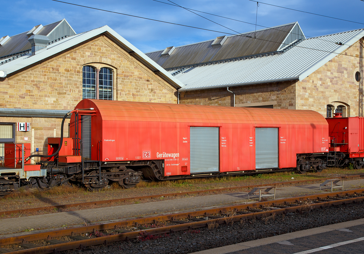 Die Rettungszüge (früher Tunnelrettungszug) bestehen neben den zwei Loks der Baureihe 714 (modifizierte V 100 bzw. Baureihe 212) aus jeweils zwei Transportwagen 380, einem Gerätewagen 381, einem Sanitätswagen 382 (beim Fuldaer Zug aus zwei Sanitätswagen) und einem Löschmittelwagen 383. 

Hier der Gerätewagen 80 80 978 0 010-2 DB Rtz-Gerätewagen 381vom Rettungszug Fulda am 05.10.2015 in Fulda. 

Der Gerätewagen ist ein Umbau auf Basis von einem Tiefladewagen Uaik 721 der im April 1990 vom Aw Paderborn ausgeführt wurde. Der Wagen erhielt einen Spezialaufbau mit weit heruntergezogenen Rolltüren. Eindeutig sind noch die gekröpften Enden der Ladebrücke erkennbar.

Technische Daten: 
Spurweite: 1.435 mm
Anzahl der Achsen: 4 (in zwei Drehgestellen)
Länge über Puffer: 20.040 mm
Drehzapfenabstand: 15.500 mm
Achsstand im Drehgestell: 1.800 mm
Dienstgewicht: 48.556,5 kg
Bremse: KE-GP (40 t)
Zulässige Höchstgeschwindigkeit: 100 km/h

Quellen:
http://www.bahndienstwagen-online.de
sowie Eigene Beobachtungen und Recherchen
