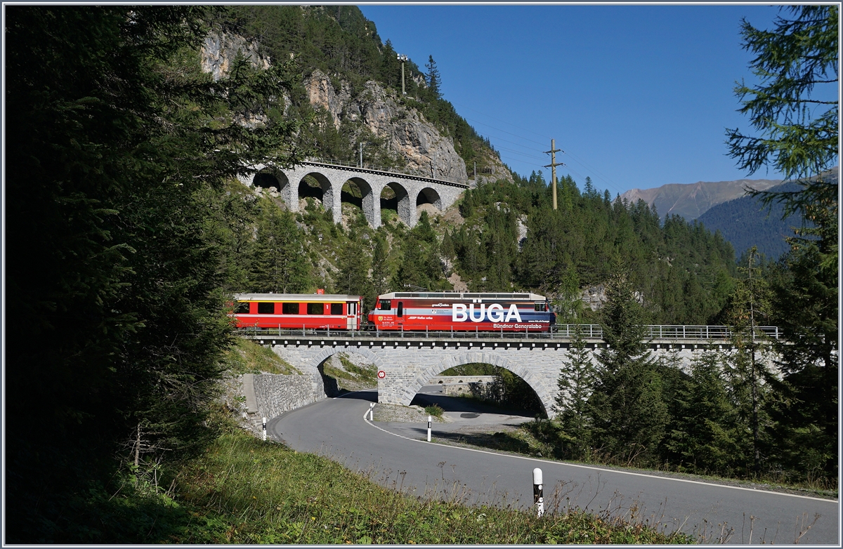 Die RhB Ge 4/4 III  BüGA  folgt in der Gegenrichtung mit ihrem RE nach Chur.
14. Sept. 2016